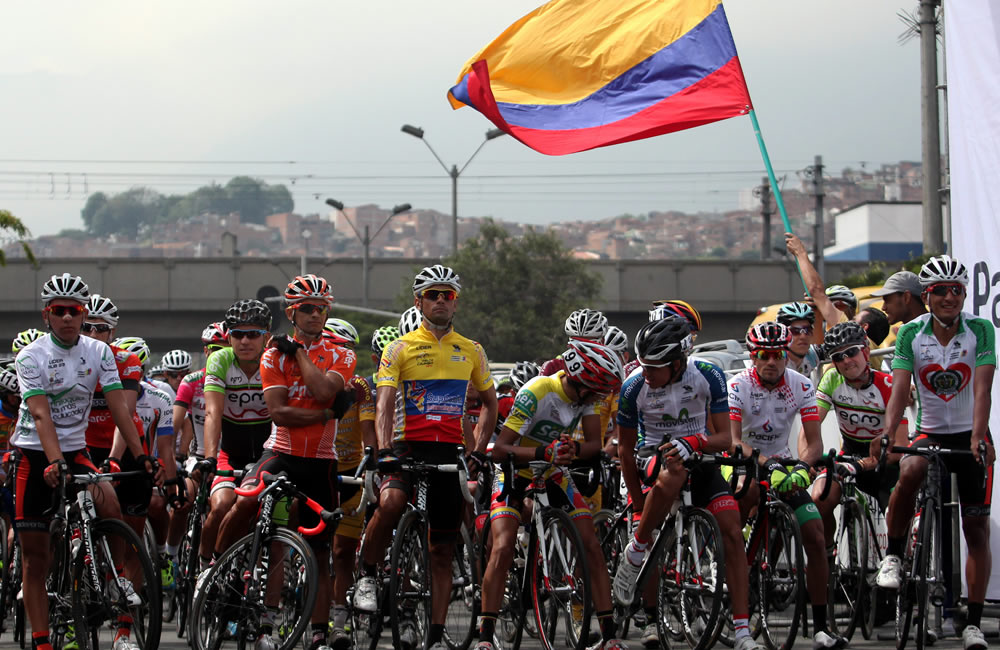 Un grupo de ciclistas se preparan para iniciar la etapa 13 de la edición 63 de la Vuelta a Colombia. Foto: EFE