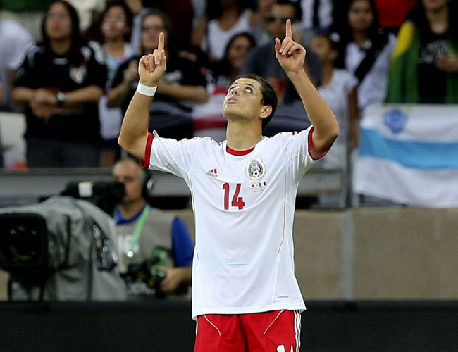 El delantero de México Javier Hernández "Chicharito" celebra el primer gol de su equipo ante Japón, durante el partido de la Copa Confederaciones. Foto: EFE