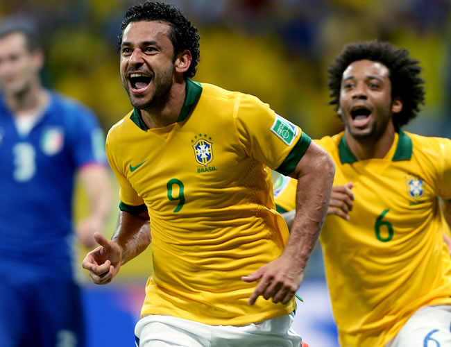 El delantero de Brasil, Fred (i), celebra su segundo gol, el cuarto de su equipo ante Italia, junto a su compañero Marcelo Vieira. Foto: EFE