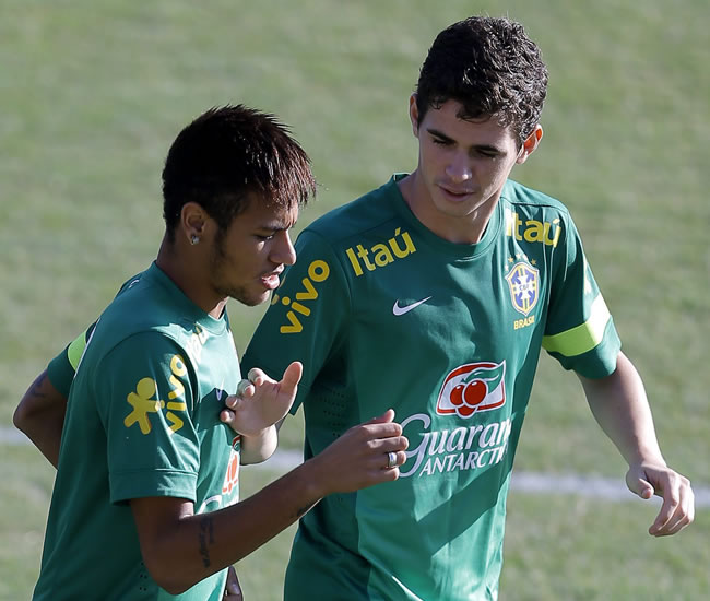 Los jugadores de Brasil Neymar (i) y Oscar (d) bromean durante un entrenamiento. Foto: EFE