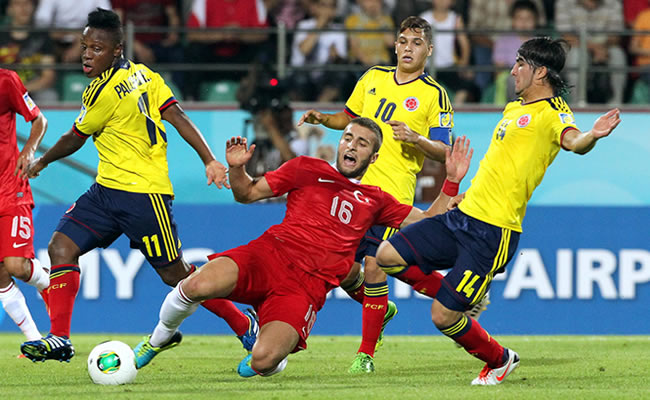 Acción de juego entre Colombia y Turquía. Foto: EFE