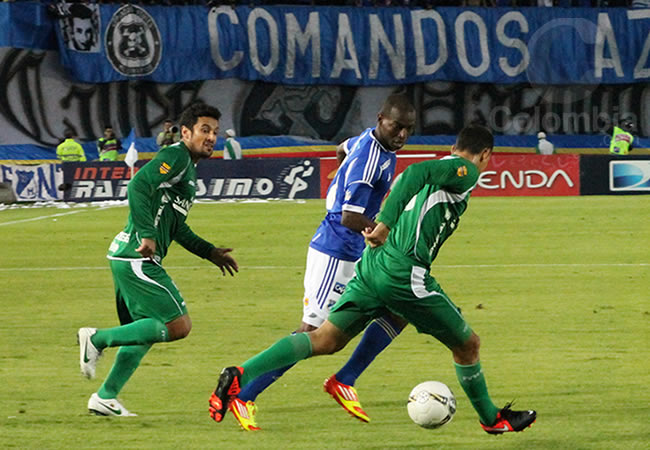 El delantero de Millonarios, Wason Rentería (c) es marcado por Diego Peralta (d) y Andrés Pérez (i) del Deportivo Cali. Foto: Interlatin