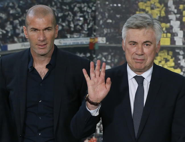 El exfutbolista francés Zinedine Zidane y el nuevo técnico del Real Madrid, el italiano Carlo Ancelotti. Foto: EFE