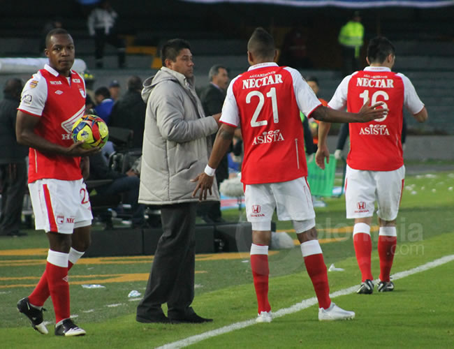 El técnico Wilson Gutiérrez (c) da indicaciones a los jugadores de Independiente Santa Fe. Foto: Interlatin