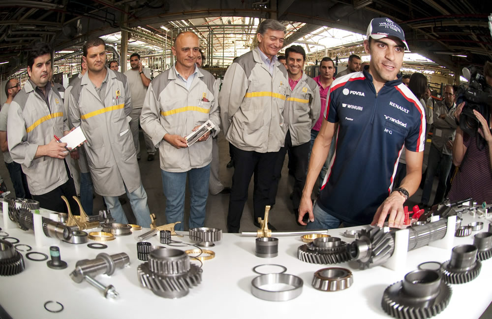 El piloto venezolano de Williams, Pastor Maldonado, visita la factoría de Renault en Sevilla, España. Foto: EFE