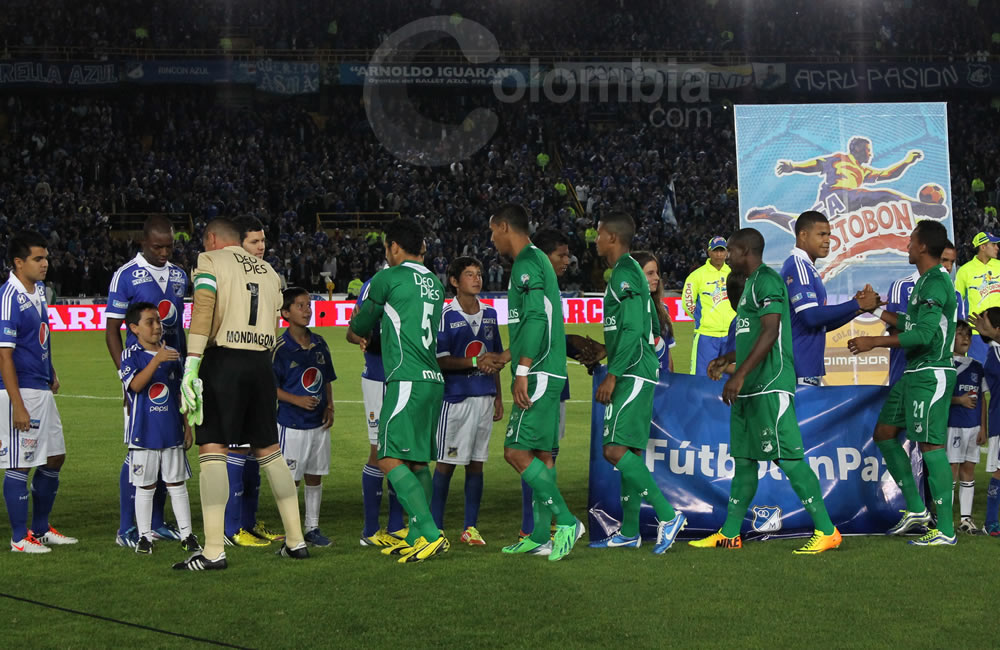 Los jugadores se saludan antes del inicio del partido. Foto: Interlatin