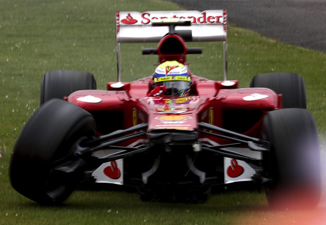 El piloto brasileño de la escudería Ferrari, Felipe Massa, sale de la pista de Silverstone. Foto: EFE