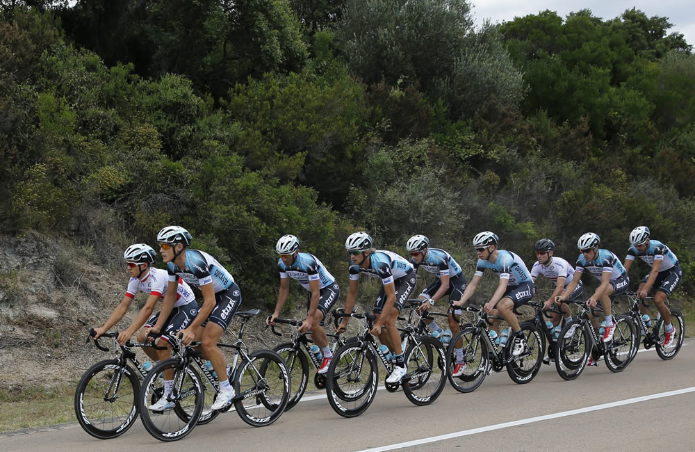 Un pelotón de ciclistas del equipo Omega Pharma-Quick Step entrena en la localidad corsa de Porto Vecchio (Francia). Foto: EFE
