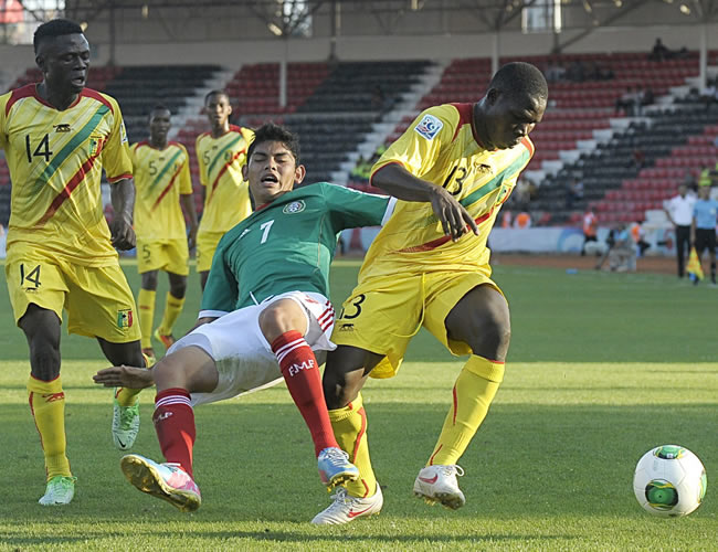 El jugador mexicano Jorge Espericueta (c) pelea por el balón con los malienses Adama Mariko (i) e Issaka Samake (d). Foto: EFE
