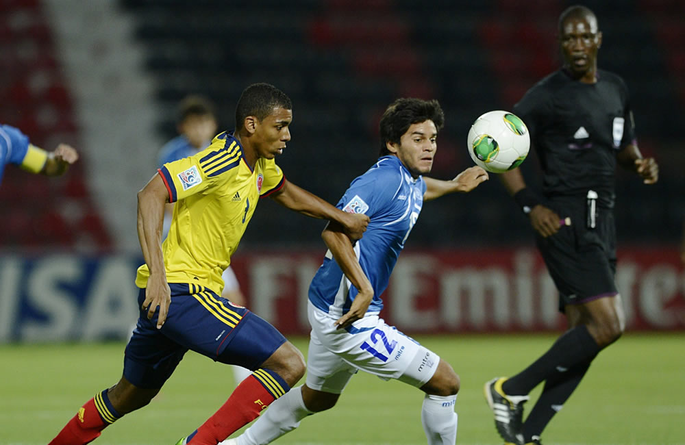 El internacional colombiano Deivy Balanta (i) pelea por el balón con el salvadoreño Kevin Barahona (c) durante el partido. Foto: EFE
