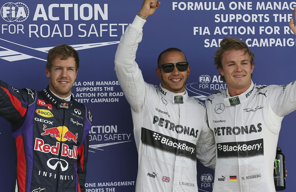 El piloto británico Lewis Hamilton, el alemán Nico Rosberg y Sebastián Vettel durante la clasificación del Gran Premio de Gran Bretaña. Foto: EFE