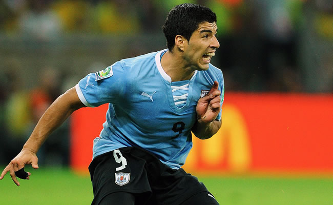 El jugador de Uruguay Luis Suarez espera el balón. Foto: EFE