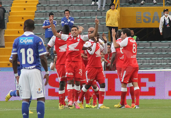 Los jugadores de Independiente Santa Fe celebran su gol marcado a Millonarios en el clásico. Foto: Interlatin