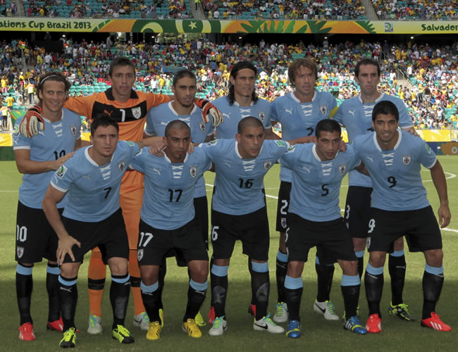 Los jugadores de Uruguay posan antes del inicio del partido. Foto: EFE