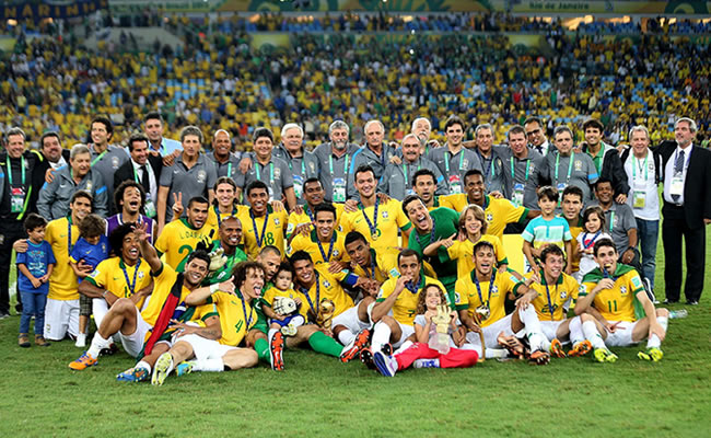 Los jugadores y el equipo técnico de la selección brasileña posa con el trofeo, tras vencer a España en la final de la Copa Confederaciones. Foto: EFE