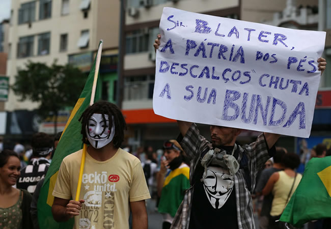 Manifestantes protestan en las calles de Río de Janeiro. Foto: EFE