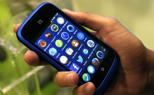 Vista del dispositivo móvil ZTE Open, el primer "smartphone" o teléfono móvil "inteligente" del mundo con sistema operativo abierto Firefox OS. Foto: EFE