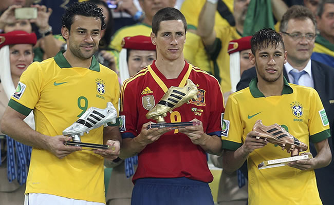 El español Fernando Torres (c), Bota de Oro, y los brasielños Fred (i), Bota de Plata, y Neymar, de Bronce, posan con sus trofeos. Foto: EFE