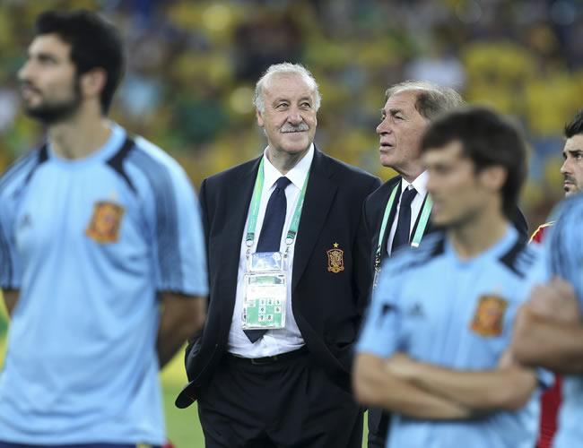 El seleccionador español, Vicente del Bosque (2-i), y su ayudante Toni Grande (3-i) al término de la final de la Copa Confederaciones. Foto: EFE