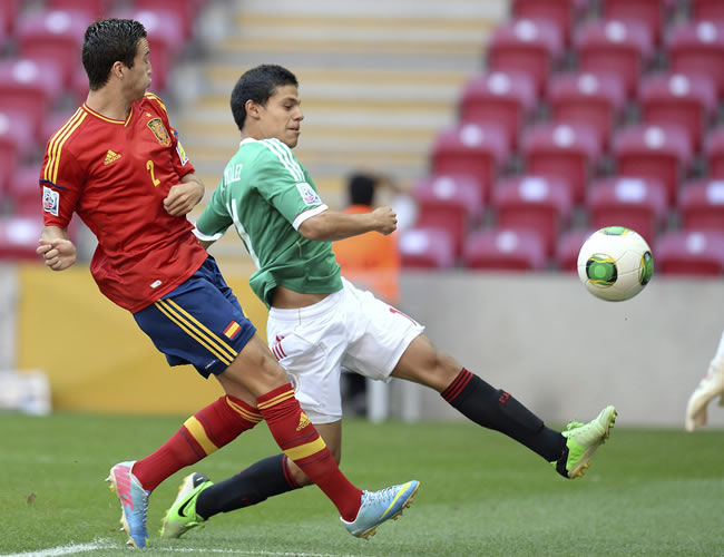 El jugador de la selección española sub-20 de fútbol, Javier Manquillo, lucha por el balón con el mexicano Arturo González (d). Foto: EFE