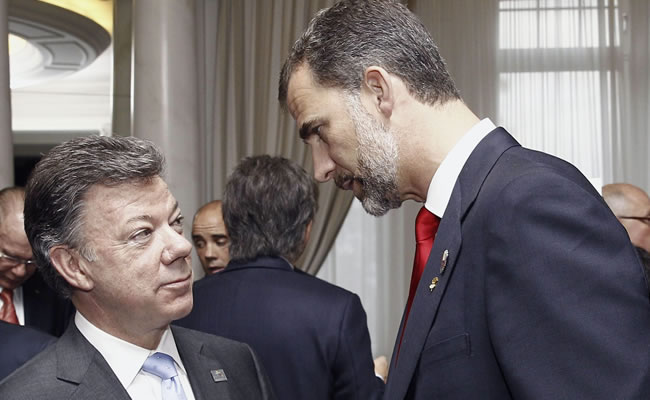 El Príncipe de Asturias, Felipe de Borbón, conversa con el presidente de Colombia, Juan Manuel Santos. Foto: EFE