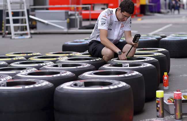 Un mecánico del equipo McLaren revisa las llantas Pirelli. Foto: EFE
