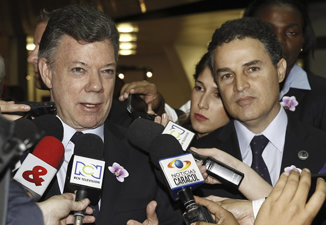 El presidente de Colombia, Juan Manuel Santos, junto al alcalde de Medellín, Aníbal Gaviria, atienden a la prensa en Lausana, Suiza. Foto: EFE