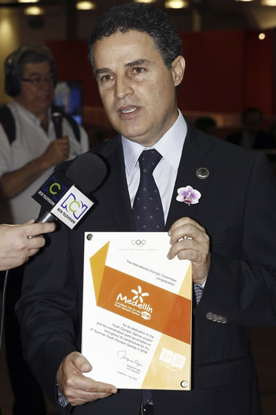 El alcalde de Medellín, Aníbal Gaviria, atiende a la prensa tras presentar la candidatura de Medellín. Foto: EFE