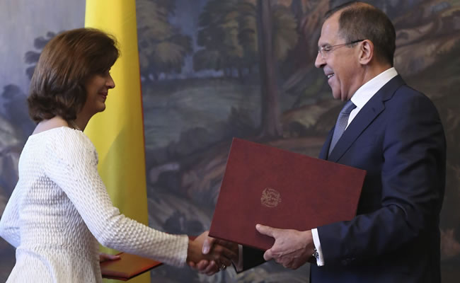 El ministro de Exteriores ruso, Sergei Lavrov, y su homóloga colombiana María Ángela Holguín. Foto: EFE
