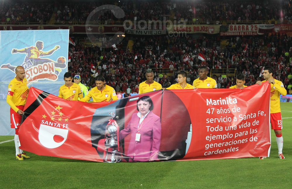 Homenaje póstumo de los jugadores de Independiente Santa Fe a Luz Marina Talero 'Marinita'. Foto: Interlatin