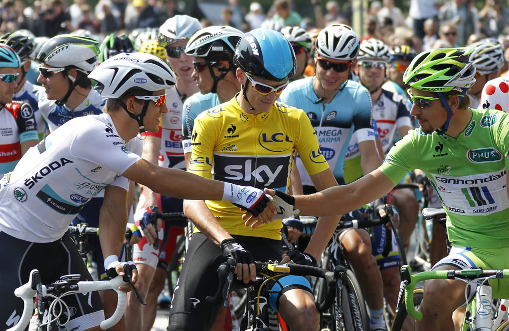 El ciclista británico Christopher Froome (c), del Sky, el polaco Michal Kwiatkowski (i), del Omega Pharma, y el eslovaco Peter Sagan (d) del Cannondale, antes del comienzo de la duodécima etapa. Foto: EFE