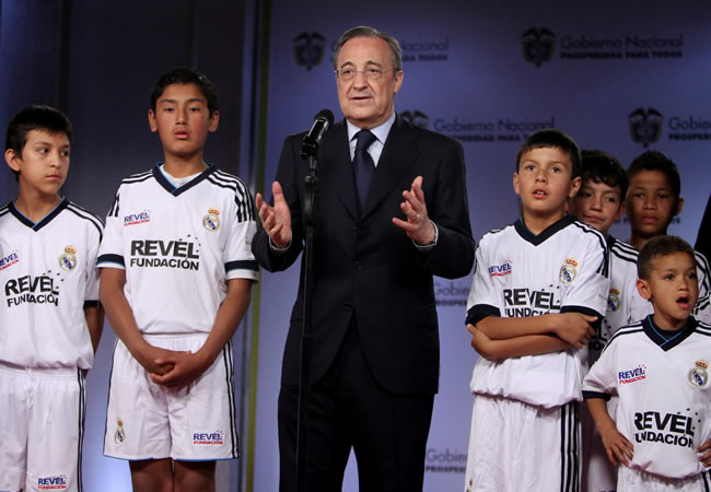 El presidente del Real Madrid, Florentino Pérez (c), habla en el Palacio de Nariño. Foto: EFE