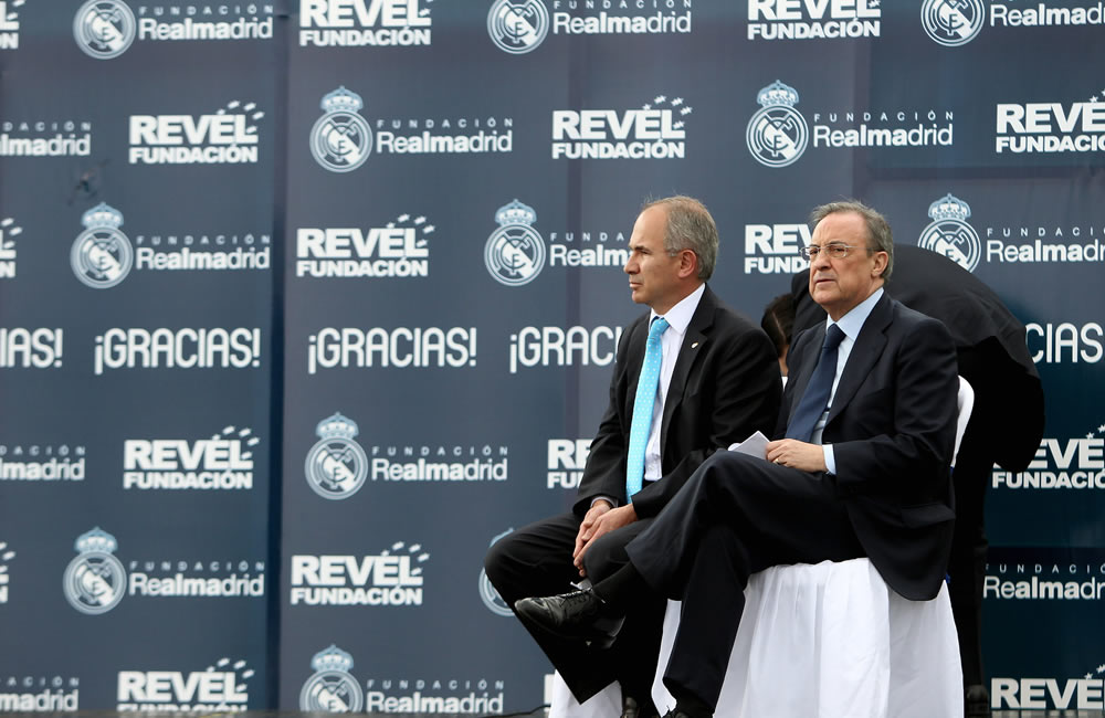 El presidente del equipo de fútbol Real Madrid, Florentino Perez (d), y el director del Centro de Alto Rendimiento en Altura, Carlos Villegas (i). Foto: EFE