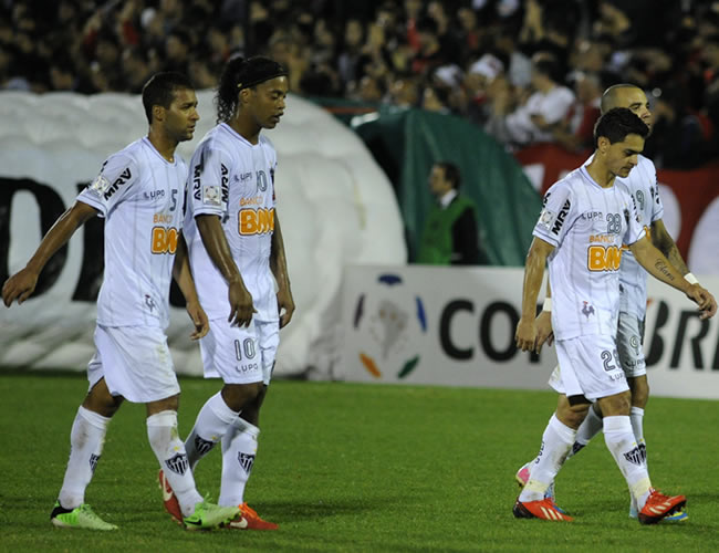 Los jugadores del Atlético Mineiro a su salida de la cancha en la semifinal contra Newell's Old Boys. Foto: EFE