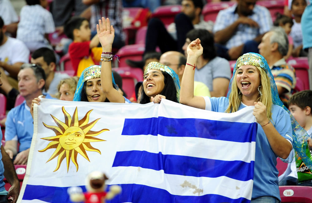 Aficionados de Uruguay apoyan a su selección en la final del Mundial Sub-20. Foto: EFE