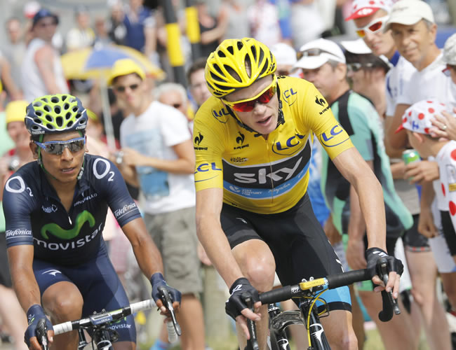 El ciclista colombiano Nairo Quintana (i) es superado por el líder Cristopher Froome. Foto: EFE