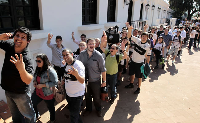 Aficionados del Olimpia de Paraguay permanecen en fila para comprar las boletas. Foto: EFE