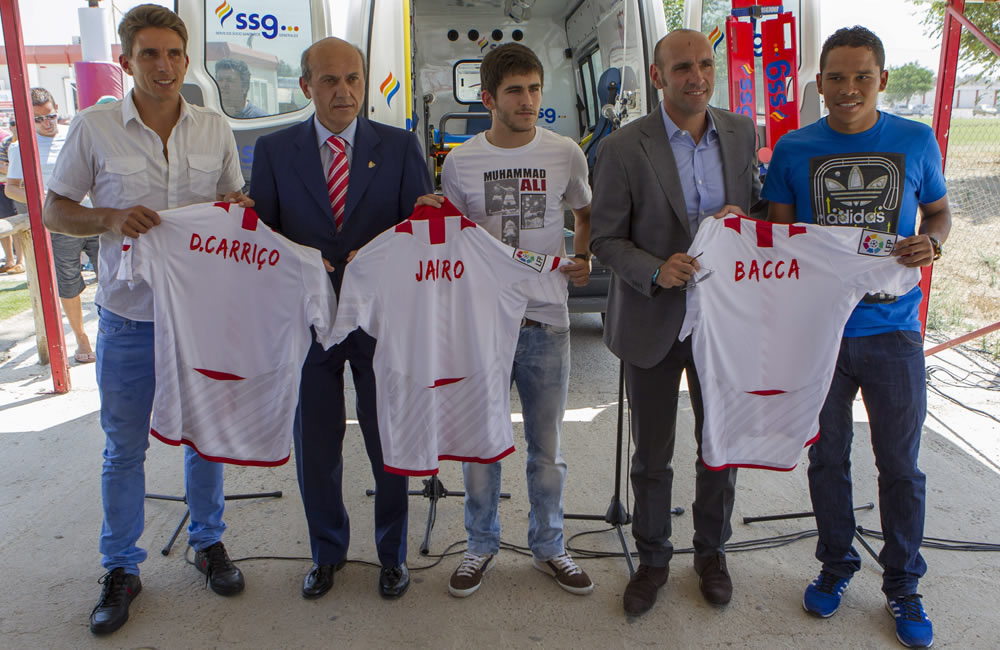 Daniel Carriço (1i), Jairo Samperio (c), y el delantero colombiano, Carlos Bacca (1d), posan junto al presidente del Sevilla, José María del Nido (2i) y el director deportivo Monchi (2d). Foto: EFE