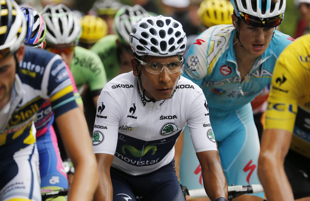 El ciclista colombiano Nairo Quintana (c), del Movistar, rueda durante la 18ª etapa del Tour de Francia. Foto: EFE