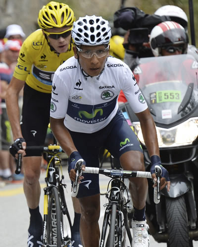 El ciclista colombiano Nairo Quintana (d), del Movistar, supera al británico Christopher Froome (i), del Sky. Foto: EFE