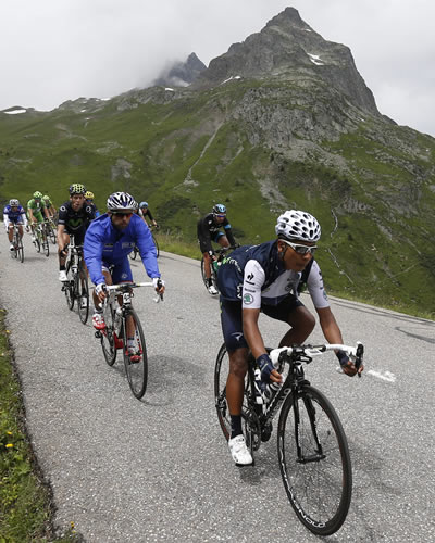 El ciclista colombiano Nairo Quintana (d) (Movistar), asciende durante la 19ª etapa del Tour de Francia. Foto: EFE