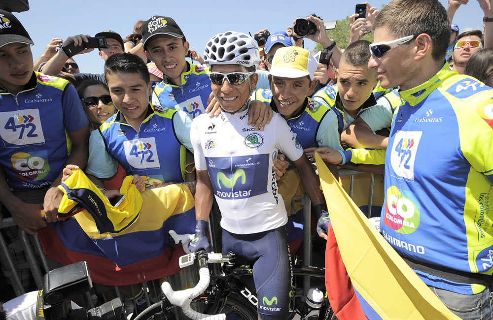 El ciclista colombiano Nairo Quintana saluda a la gente antes del inicio de la etapa 20 del Tour de Francia. Foto: EFE