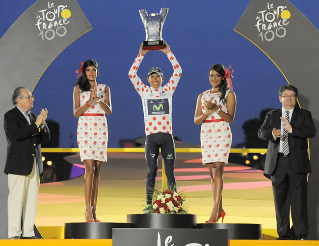 El ciclista colombiano del equipo Movistar, Nairo Quintana, celebra en el podio el título de la montaña del Tour de Francia 2013. Foto: EFE