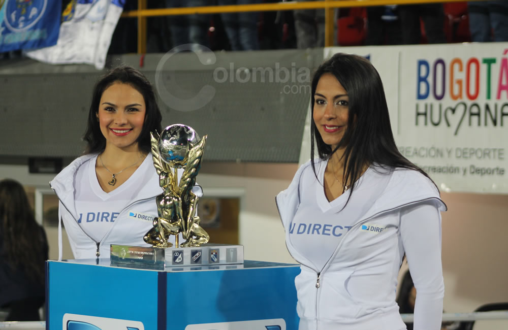 Las modelos presentan el trofeo de la Copa Euroamericana en Bogotá. Foto: Interlatin