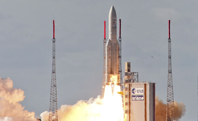 Lanzamiento del Alphasat, el satélite europeo de telecomunicaciones más sofisticado de la historia, que servirá para expandir la red de comunicaciones Inmarsat por Europa, África y Oriente Medio. Foto: EFE