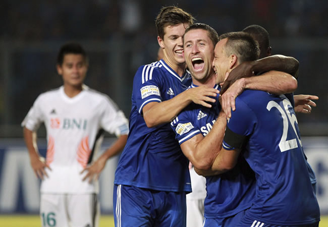 Los jugadores del del Chelsea, celebran un tanto ante la selección con los mejores jugadores de Indonesia. Foto: EFE