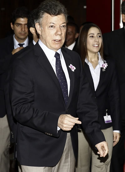 El Presidente de Colombia, Juan Manuel Santos (i) y la medallista de oro olímpica Mariana Pajón (d). Foto: EFE