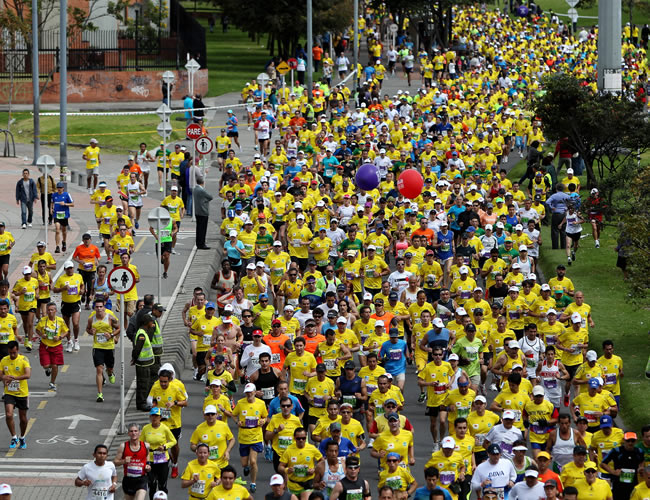 Miles de personas participan en la Media Maratón de Bogotá. Foto: EFE