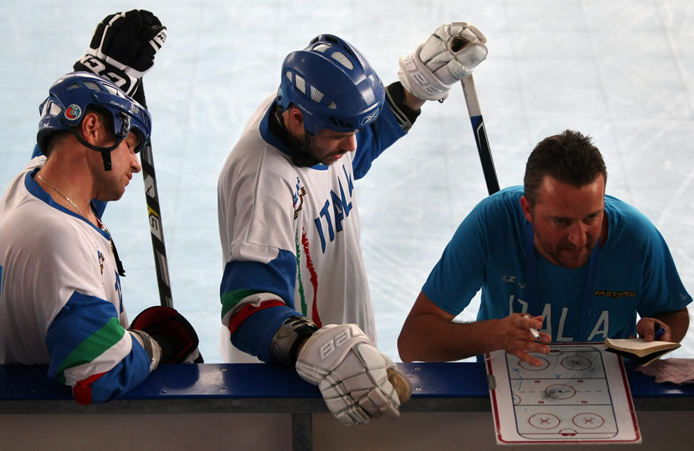 Jugadores Italianos reciben indicaciones durante el entretiempo del encuentro con Francia en la competencia de Hockey en línea. Foto: EFE
