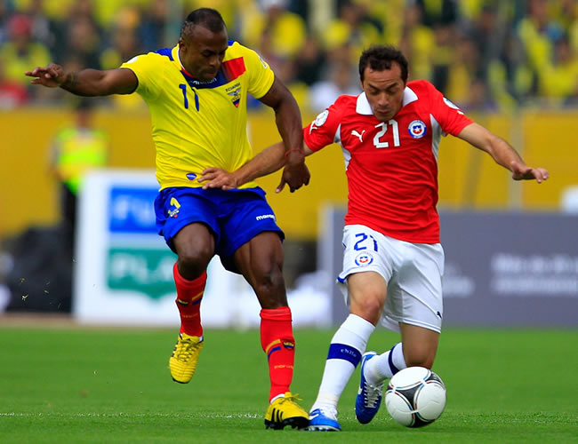 El jugador de la selección de Ecuador Cristian Benitez (i) disputa el balón con el jugador de Chile Marcelo Diaz (d). Foto: EFE